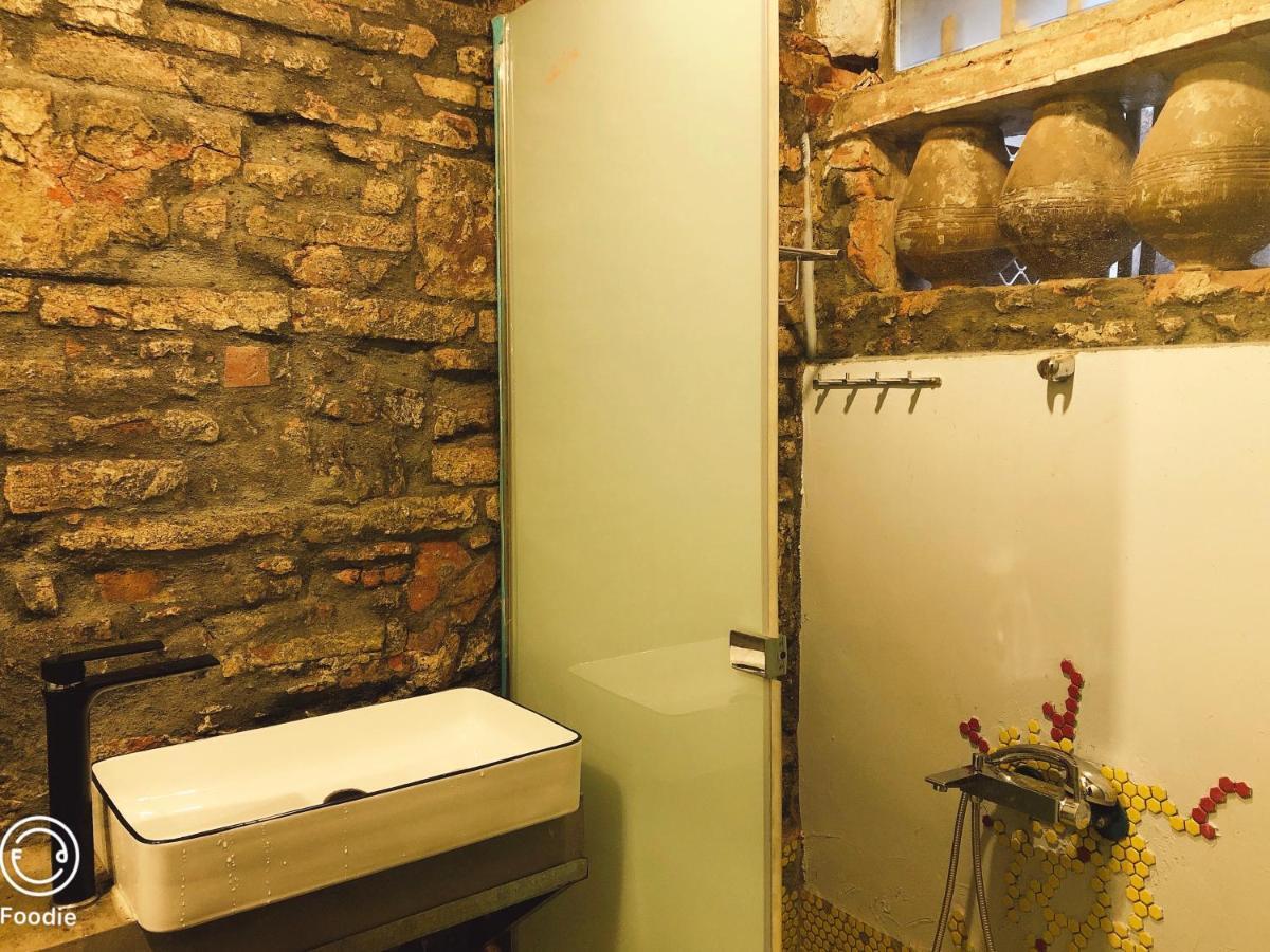 台甕茶室青年旅館 Tai-Wong Tatami Room Hostel Tainan Exteriör bild