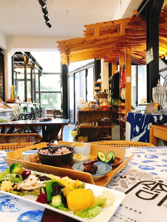 台甕茶室青年旅館 Tai-Wong Tatami Room Hostel Tainan Exteriör bild
