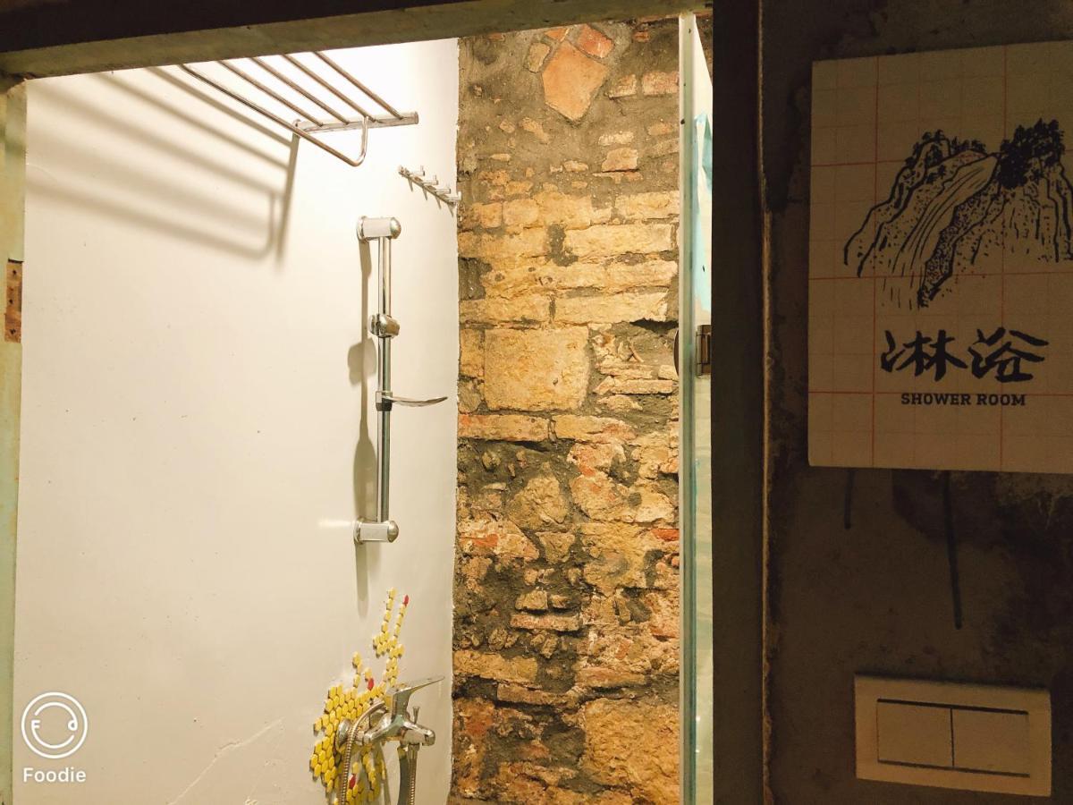 台甕茶室青年旅館 Tai-Wong Tatami Room Hostel Tainan Exteriör bild